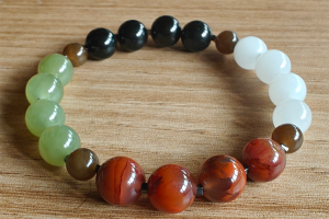 【大師開運課】葉峰師傅揭秘五行手串設計原理：水晶五行手鏈如何串出「能量電路」補足八字運勢？